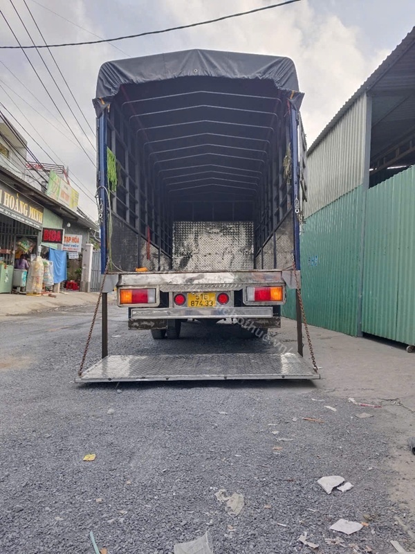 Cho thuê xe tải 2 tấn bàn nâng chở hàng nặng