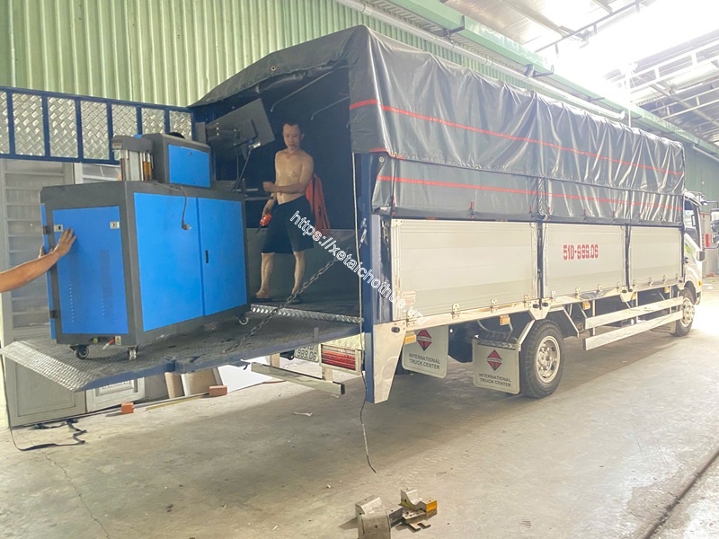 Thuê xe tải bàn nâng chở máy móc công nghiệp được hỗ trợ bốc xếp nhanh chóng
