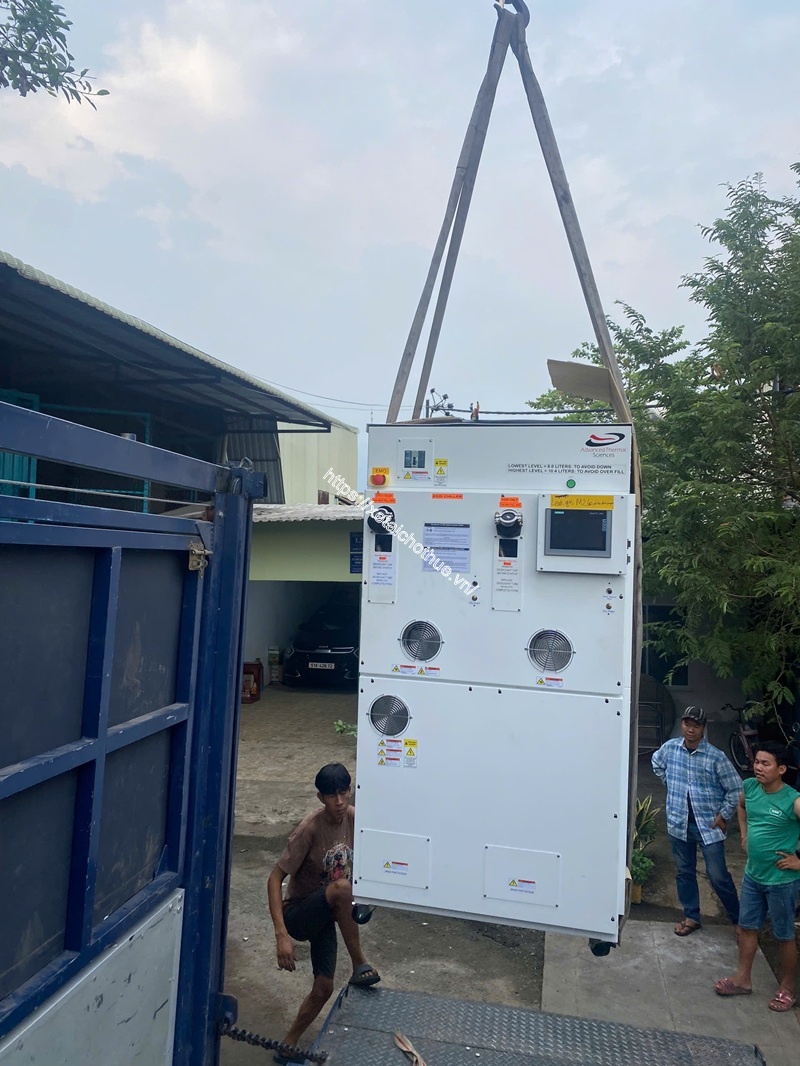 Dịch vụ xe tải bàn nâng giúp tiết kiệm chi phí bốc xếp đồng thời bảo vệ an toàn cho máy móc