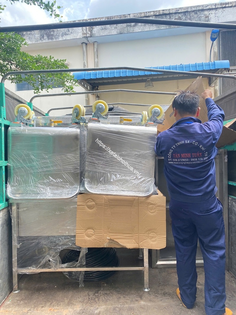 Thuê xe tải bàn nâng chở máy móc nặng chuyên dụng uy tín và chuyên nghiệp phục vụ tận nơi