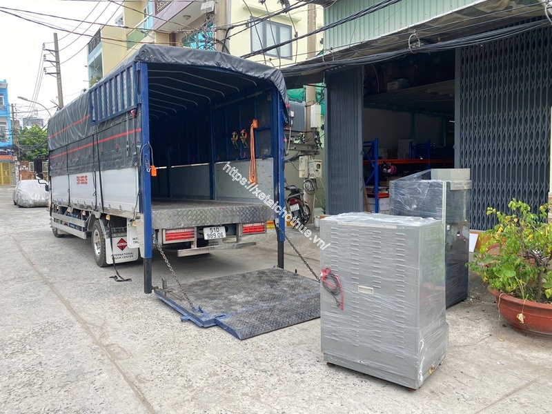 Xe tải bàn nâng hiện đại hỗ trợ bốc xếp thiết bị công nghiệp nặng tiết kiệm nhân lực và chi phí