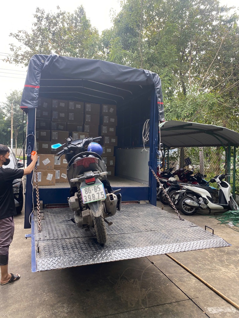 Xe tải thùng 6m có bàn nâng hạ 700kg