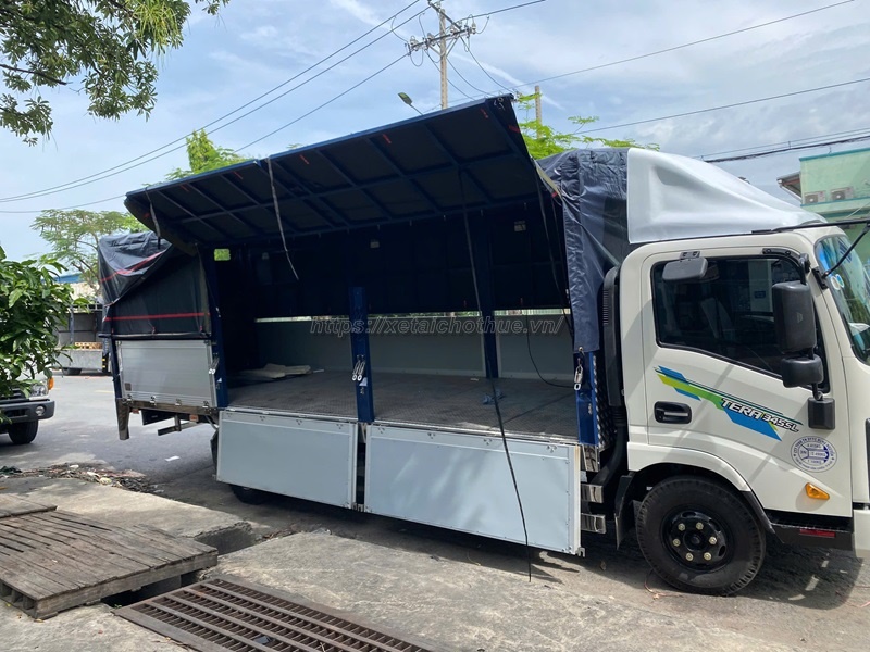 Xe tải thùng với kích thước dài 6m3, rộng 2m và cao 2m 
