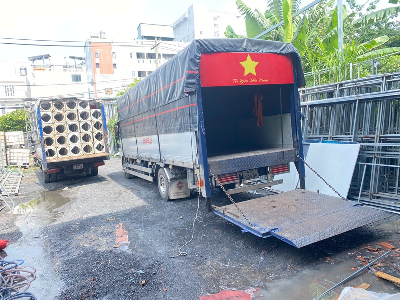 Xe tải bửng nâng 3 tấn chuyên chở hàng cồng kềnh, máy móc, khung trụ dài