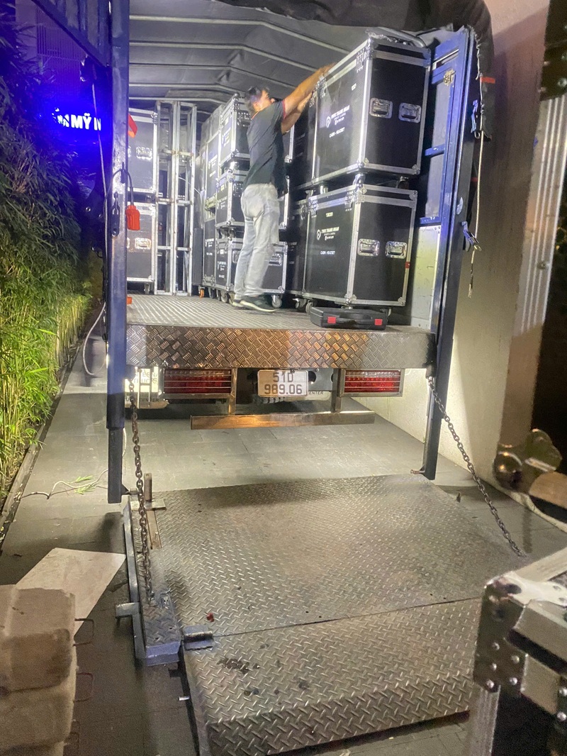 Dịch vụ thuê xe tải bàn nâng chở thiết bị điện tử loa giàn nhạc đi sự kiện, tiết kiệm chi phí