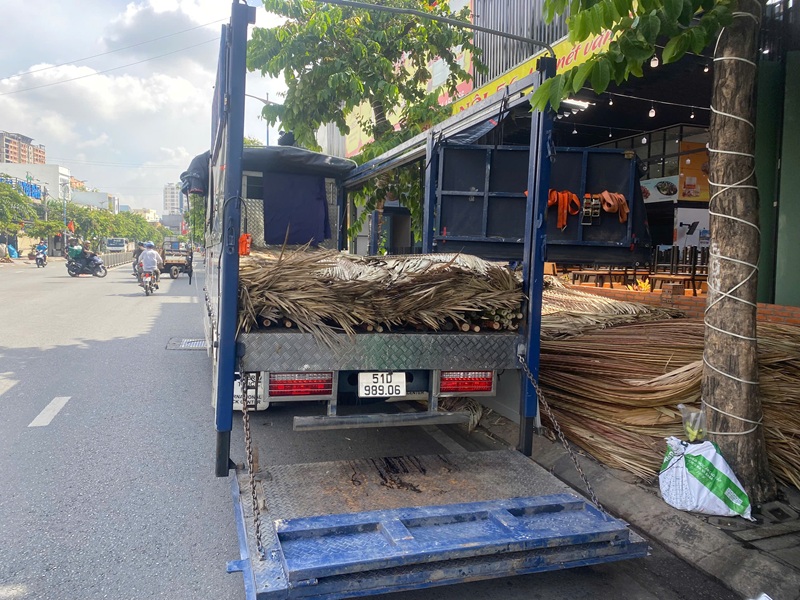 Xe tải có bửng nâng hỗ trợ nâng hạ dễ dàng, hàng nặng vẫn đảm bảo nguyên vẹn