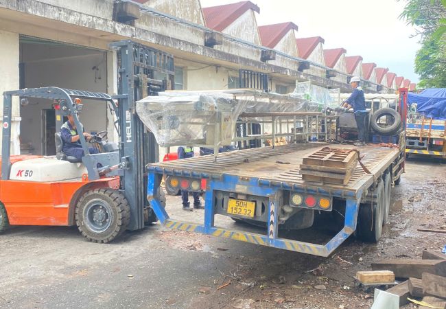 Xe cẩu chở hàng máy móc công nghiệp