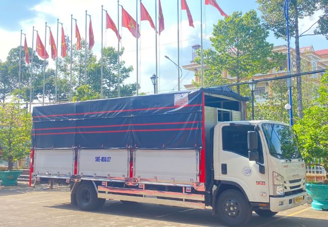 Xe cẩu vận chuyển hàng hóa kho xưởng
