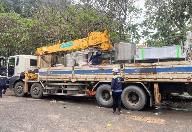 Xe cẩu bốc xếp hàng hóa chuyên nghiệp