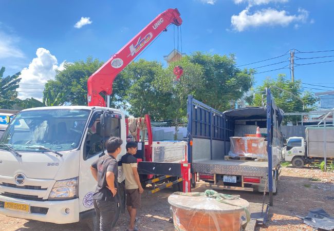 Thuê xe cẩu và xe tải vận chuyển hàng hóa