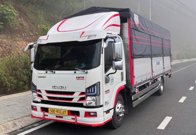 Xe cẩu nâng máy móc và chở hàng TP.HCM