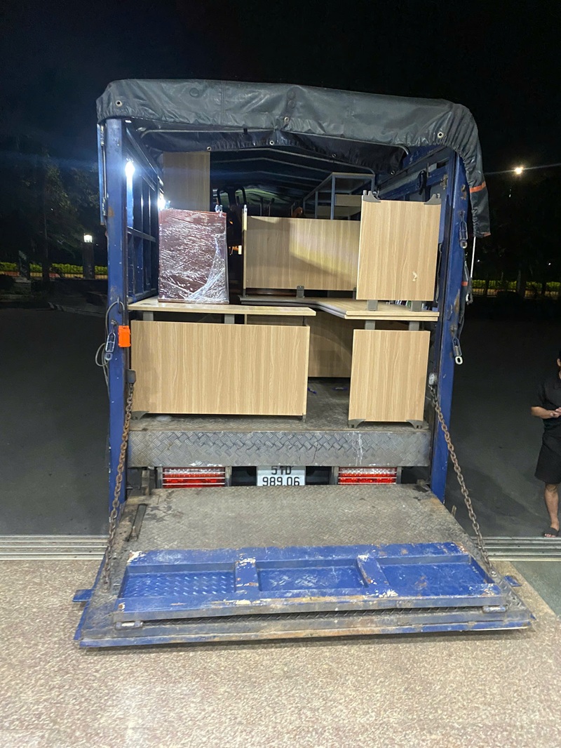 Thuê xe tải 1,9 tấn thùng dài 4m3 có bàn nâng, phù hợp chở đồ gia đình, nội thất, hàng tiêu dùng cồng kềnh.