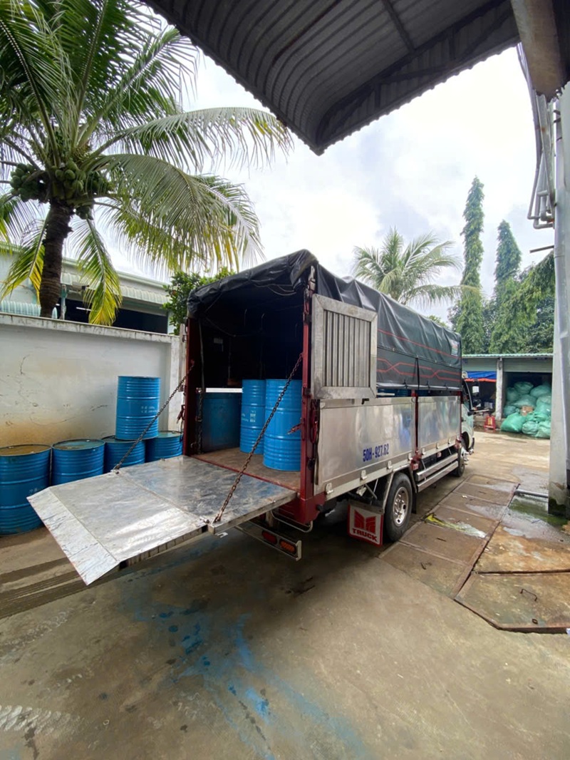 Lên hàng nhẹ tênh và xuống hàng nhanh gọn nhờ bàn nâng 500kg. Không tốn sức, không sợ rơi hàng.