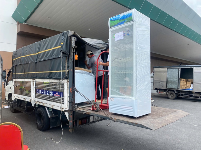 Bàn nâng làm việc thay cơ bắp hàng nặng 500kg cũng lên xuống an toàn tuyệt đối.