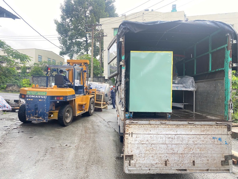 Quy trình bốc dỡ giao nhận hàng hóa với xe tải bàn nâng tại Vận Tải An Sương