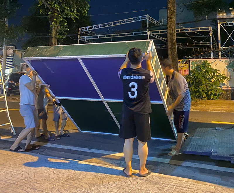 Nhân viên An Sương đang hỗ trợ khách hàng trong dịch vụ thuê xe tải chở bảng hiệu khổ lớn, cồng kềnh
