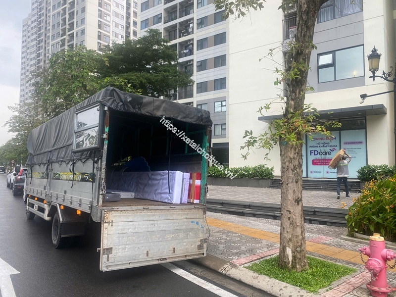 Xe tải chuyên dụng của vận chuyển An Sương nhận thuê xe tải chở bảng hiệu và hộp đèn quảng cáo an toàn