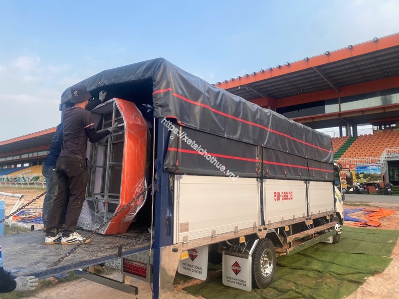Đội ngũ An Sương bốc xếp bồn inox lớn chuyên nghiệp, hỗ trợ khách hàng từ A đến Z
