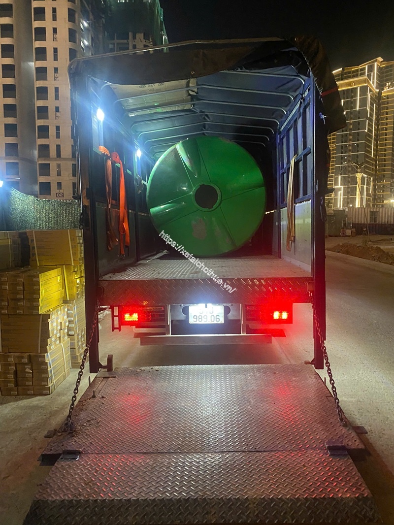 Xe tải chở bồn nước chuyên nghiệp, hỗ trợ bốc xếp tận tình tại An Sương