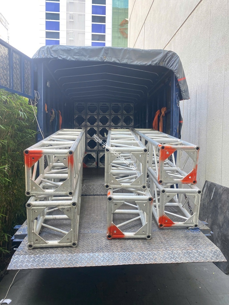 Xe tải chở hàng hoá kích thước lớn, cồng kềnh giá cả hợp lý