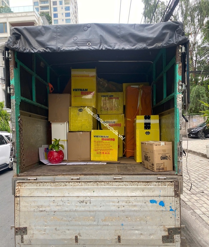 Xe tải sạch mới, có bàn nâng hỗ trợ bốc xếp đồ đạc an toàn và tiện lợi