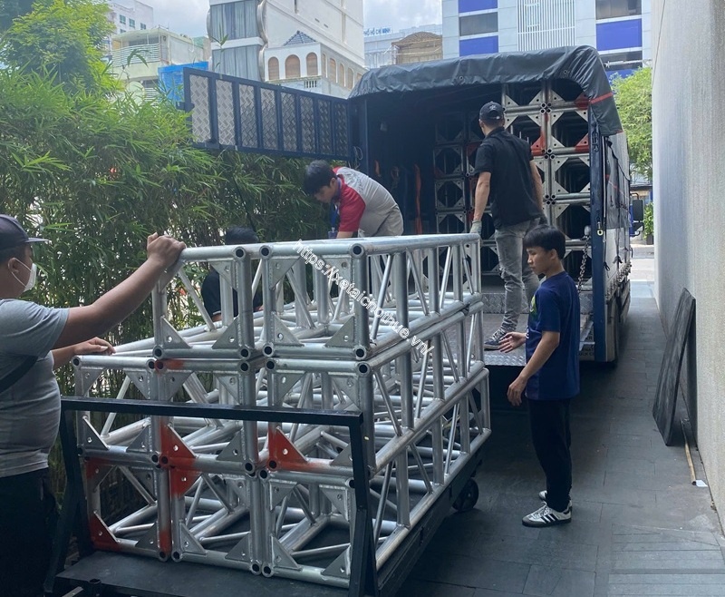 Khung truss nhôm, thiết bị sự kiện cồng kềnh được chở an toàn với xe tải thùng kín, phủ bạt chắc chắn
