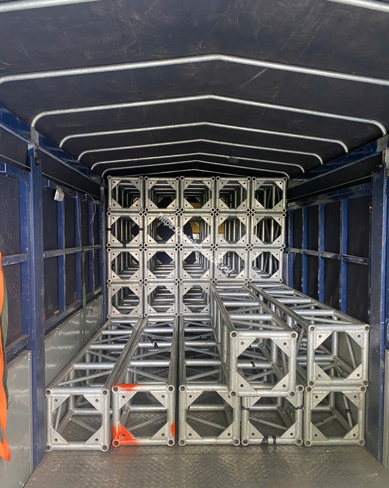 Dịch vụ vận chuyển khung truss, thiết bị sân khấu bằng xe tải bàn nâng hiện đại, bốc dỡ dễ dàng