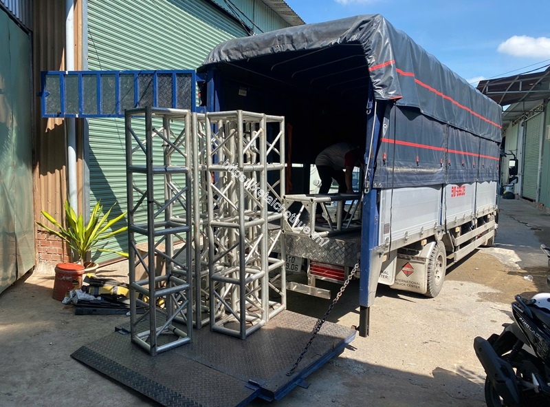Xe tải bàn nâng hỗ trợ bốc xếp khung truss, âm thanh ánh sáng gọn gàng, tiết kiệm thời gian cho sự kiện