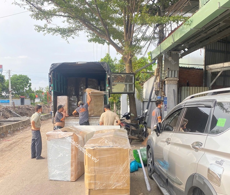 Dịch vụ thuê xe tải có bàn nâng chuyên chở hàng hóa cồng kềnh, hỗ trợ bốc xếp