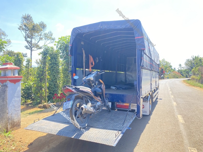 Chở xe máy số lượng lớn dễ dàng, không lo trầy xước nhờ bàn nâng thủy lực
