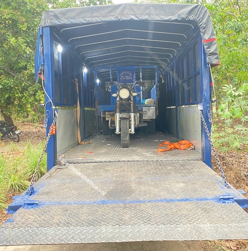 Xe tải bàn nâng An Sương vận chuyển an toàn cả xe lam lớn, đảm bảo nguyên vẹn đến nơi