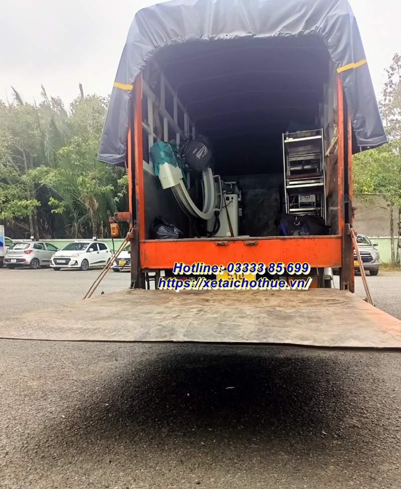 Xe có bửng nâng hàng hóa tiện lợi
