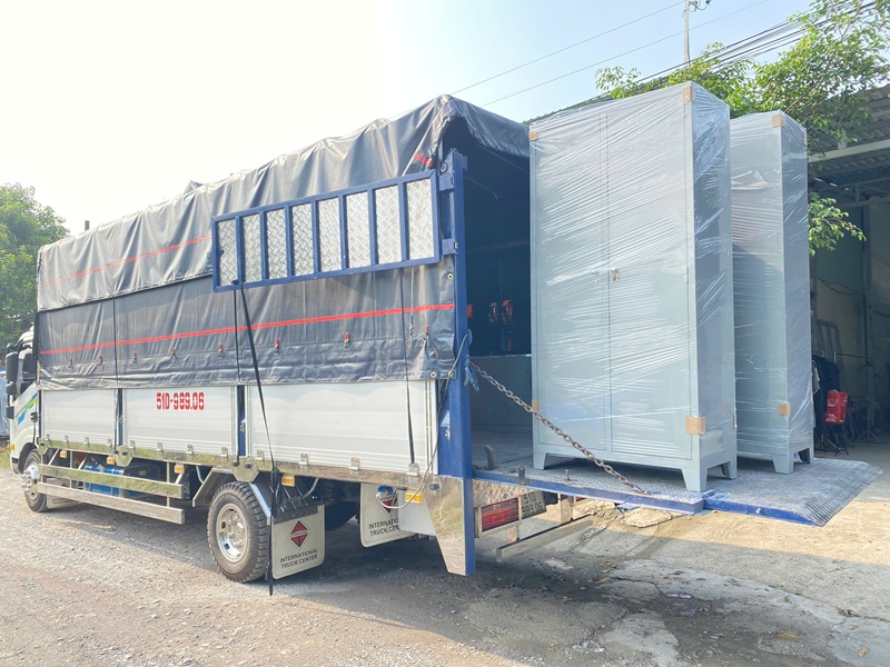 Xe tải bàn nâng tủ lên nhẹ nhàng, tủ cao 2m chỉ cần 1-2 người đỡ
