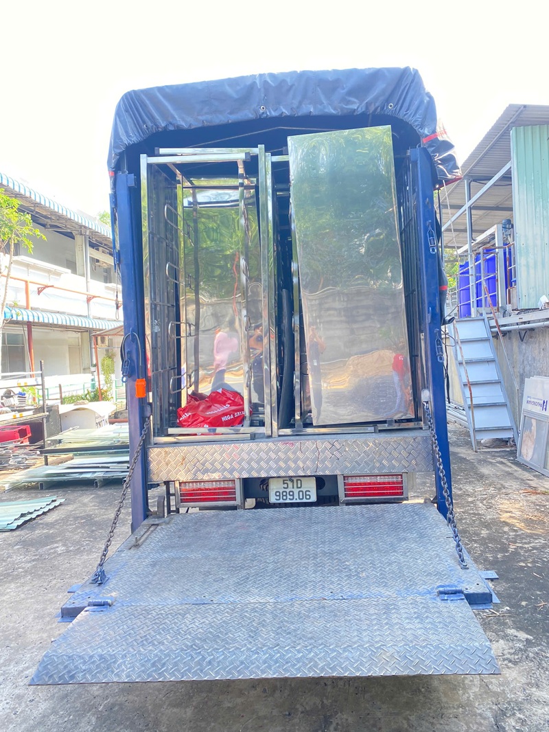 Dòng xe tải gắn bàn nâng chuyên chở tủ cao 2m2, chỉ cần 2 người đỡ