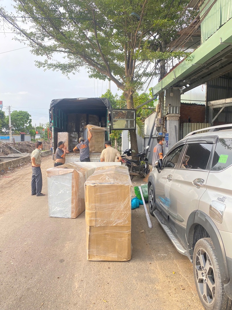 Xe tải thùng dài kín chở gỗ ghép, ván MDF, HDF giao tận nơi.