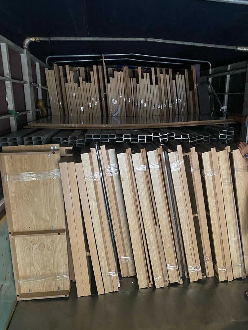 Nhận chở gỗ ghép – vật liệu gỗ dài 4–7m bằng xe thùng kín an toàn.