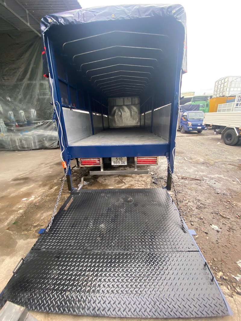 Xe tải bàn nâng chở hàng, bốc hàng hóa nặng