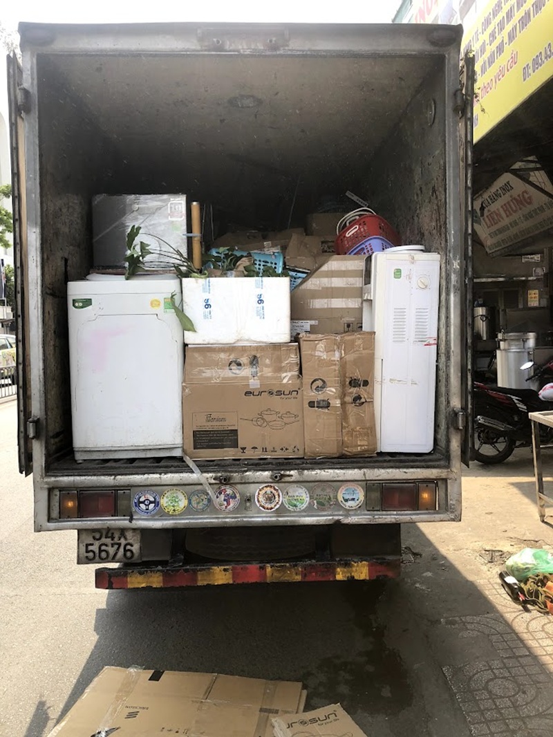 Xe tải nhỏ chở đồ đạc gia đình chuyển trọ, chuyển nơi ở