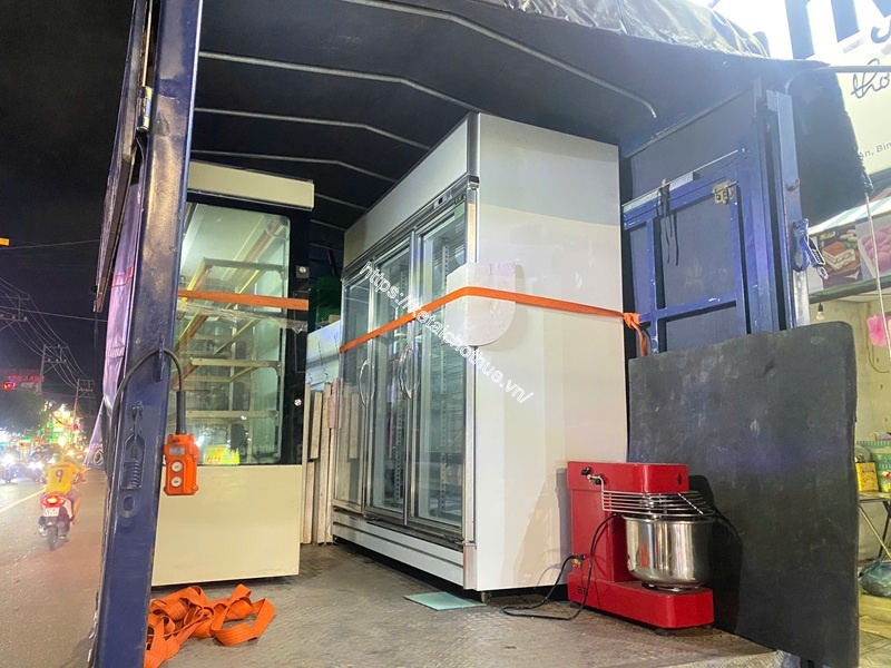 Xe tải bàn nâng An Sương chuyên chở tủ bánh kem tủ kính cao lớn an toàn đúng hẹn