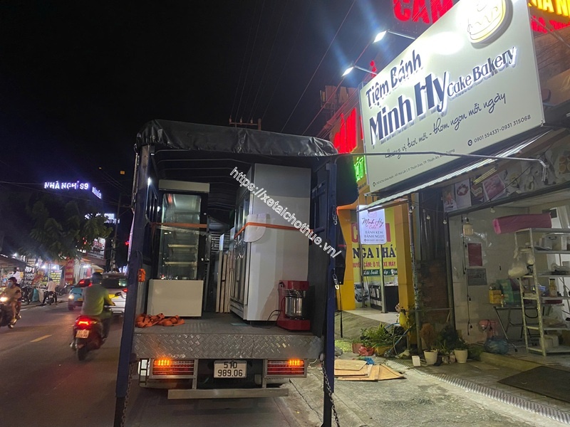 Vận chuyển tủ bánh kem tủ kính lớn dễ dàng hơn với dịch vụ chuyên nghiệp của An Sương