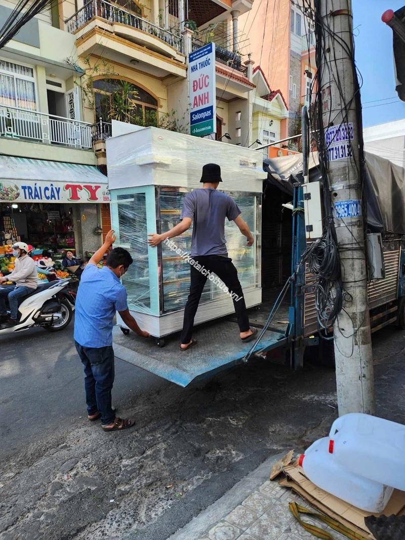 Vận chuyển An Sương cung cấp dịch vụ chở tủ kính tủ bánh kem bằng xe tải bàn nâng chuyên dụng