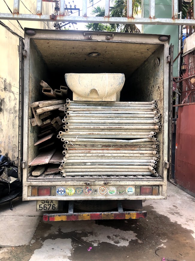 Thuê xe tải chở giàn giáo thiết bị thi công nặng
