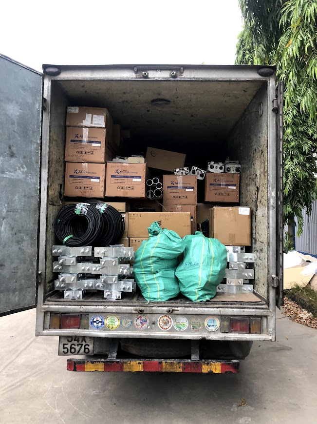 Thuê xe tải chở vật tư trang trí: đèn, quạt hơi nước, thiết bị ngoại thất
