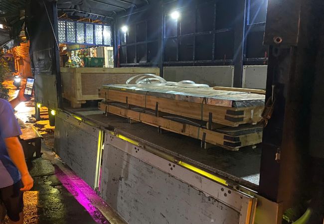 Xe tải vận chuyển kho xưởng đúng tiến độ