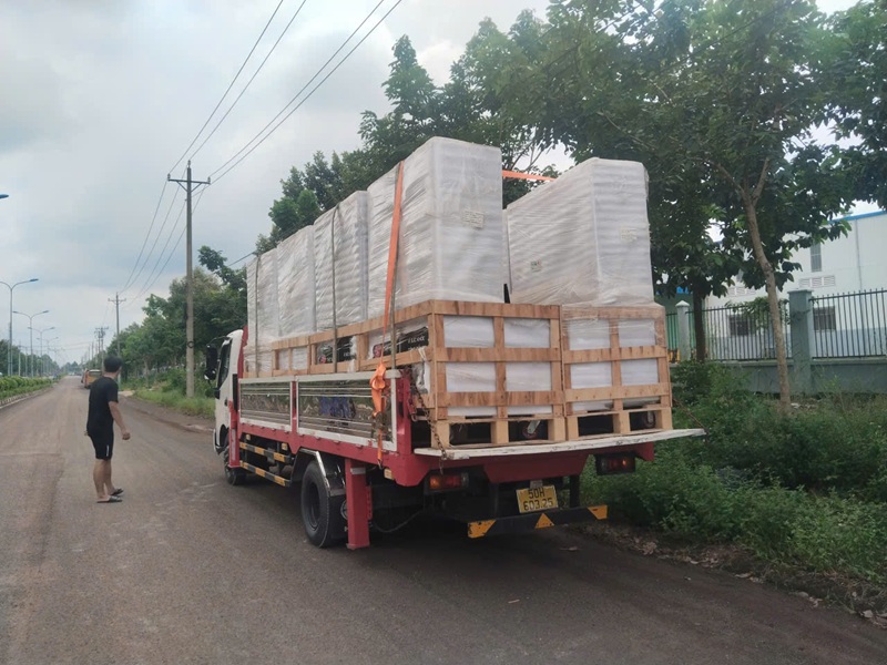 Cung cấp dịch vụ hỗ trợ bốc xếp hàng hóa lên phương tiện vận chuyển.