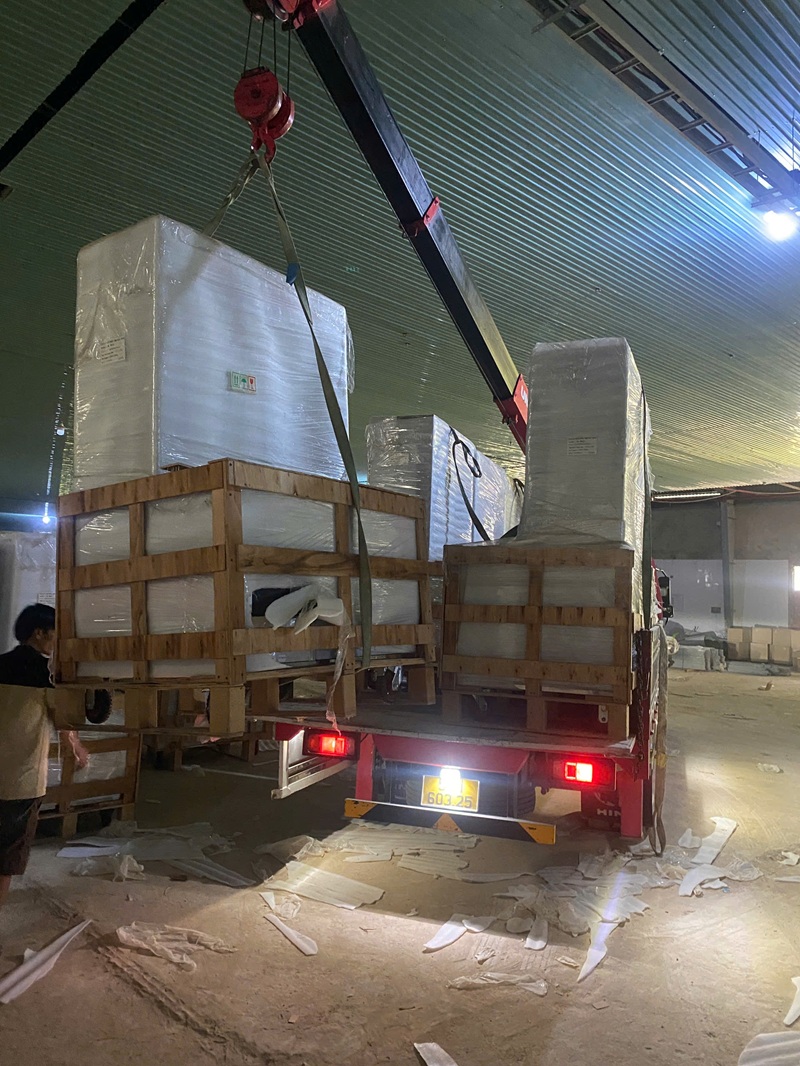 Giải pháp bốc dỡ hàng hóa bằng hệ thống bàn nâng, xe tải cơ giới hiện đại