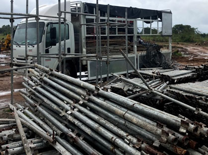 Xe tải chở giàn giáo