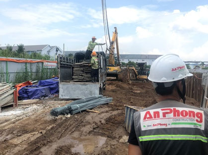 Xe tải chở hàng công trình xây dựng