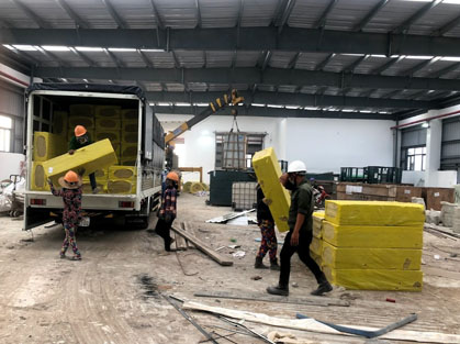xe tải chở hàng kho xưởng
