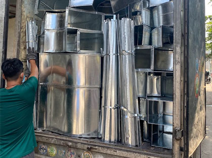 Xe tải chở ống thông gió inox